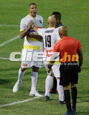 Fuegos artificiales, golazos y mucha alegría: Los mejores flashazos del Duelo de Leyendas en Honduras