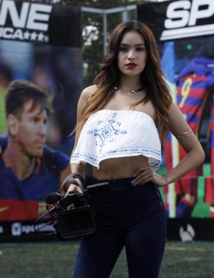 FOTOS: Ella es Sinea David, la chica de las noticias mas 'hot'