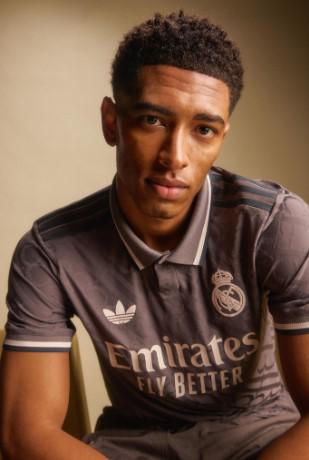 Lo presenta con Mbappé y una leyenda: Así es el tercer uniforme del Real Madrid para la temporada 2024-25