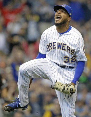 Los exorbitantes salarios de los compañeros de Mauricio Dubón en los Cerveceros de Milwaukee