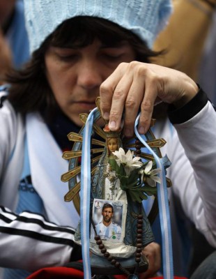 FOTOS: Messi pegado a una Virgen y todo el dolor de los argentinos