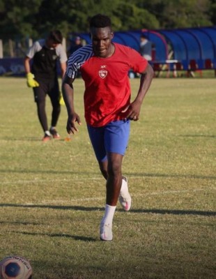 'RC9': Rubilio Castillo lanza su propia marca y línea de ropa con diseños muy llamativos