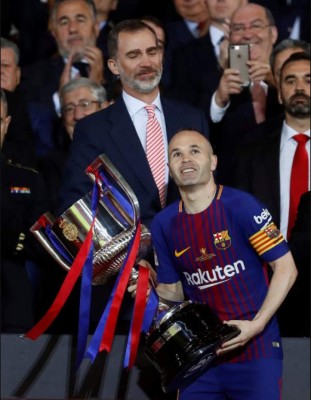 Iniesta y sus 15 inolvidables e icónicas fotografías con el Barcelona