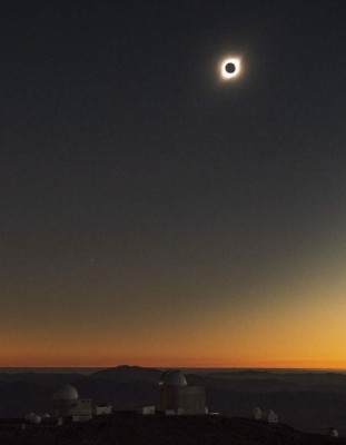 Las impactantes fotos de un atleta volando en pleno eclipse solar