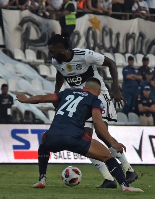 Locura total en Paraguay: Así fue el debut oficial de Adebayor con el Olimpia en un clásico