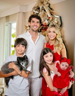 Apasionado beso de Thiago y uno en muletas: Así viven la navidad 2020 los cracks del fútbol