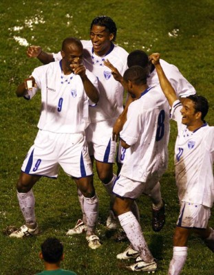 Las mejores fotos del delantero Carlo Costly y sus cambios de look