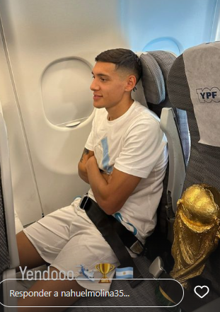 Lo que se vive dentro del avión: así viajan los jugadores de Argentina de vuelta a su país con la Copa del Mundo tras vencer a Francia