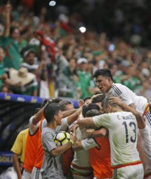 SAN ANTONIO,TX - JULY 16: Mexico celebrates after a goal by Edson Alvarez #6 of Mexico in the second half during the 2017 CONCACAF Gold Cup at Alamodome on July 16, 2017 in San Antonio,Texas. Ronald Cortes/Getty Images/AFP