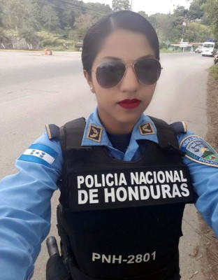 La guapa Policía que combina su trabajo dando seguridad y jugando al fútbol