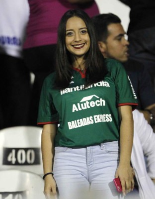 Las infartantes chicas que adornan la semifinal Real España-Marathón