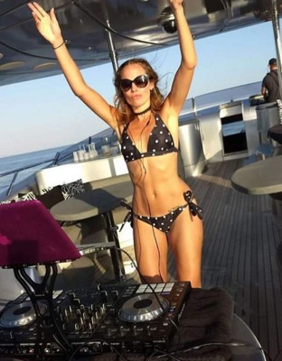 ¡Locura! Equipo de la Premier League 'ficha' a una hermosa DJ para su canal de televisión