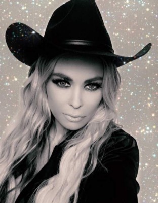 Así se ve Carmen Electra a sus 48 años, una de las dos mil novias de Dennis Rodman