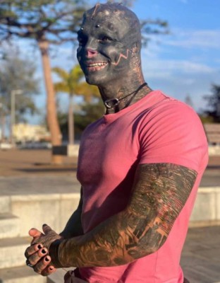 La impactante y aterradora transformación física de un fisiculturista que desea ser un ''extraterrestre negro''