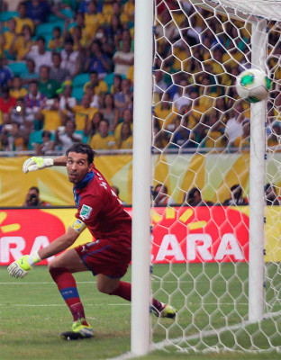 Brasil vs Italia por Copa Confederaciones.