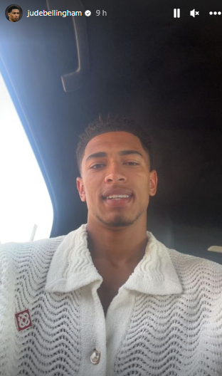 Bien acompañado: el nuevo fichaje del Real Madrid disfruta de las vacaciones en una famosa isla de Grecia