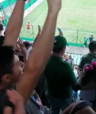 El sensacional festejo del hermano de Francisco Martínez tras el primer gol en Liga Nacional de su familiar.