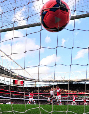 Arsenal vencio 2-1 a Liverpool y clasificó a cuartos de final de la Copa FA.