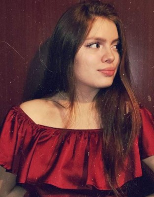 Conoce a Iving Bruni, la hermosa pelirroja que se robó el corazón de Denil Maldonado