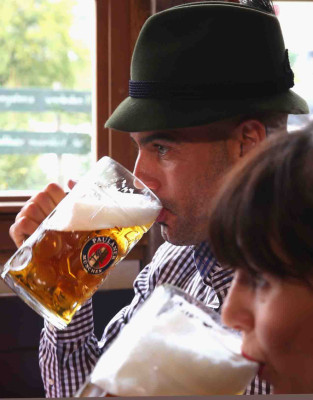 Guardiola aprovechó la ocasión para celebrar con las enormes jarras de Cerveza.