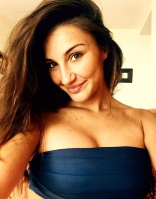 Adriana, la espectacular novia de Theo Hernández que es 'antimadridista'