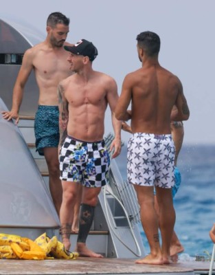 Así fue 'cazado' Messi junto a Suárez y Fábregas en Ibiza mientras se define su futuro en Barcelona