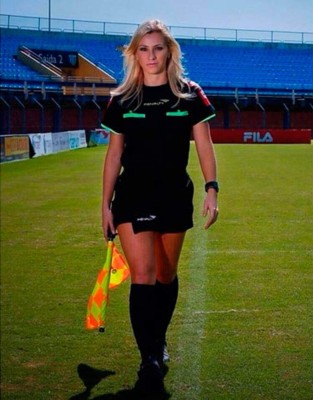 Fernanda Colombo, la árbitro asistente más sexi del mundo