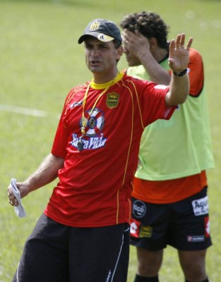 De fracaso en fracaso: 15 técnicos en Real España solo han dejado cuatro títulos en 14 años