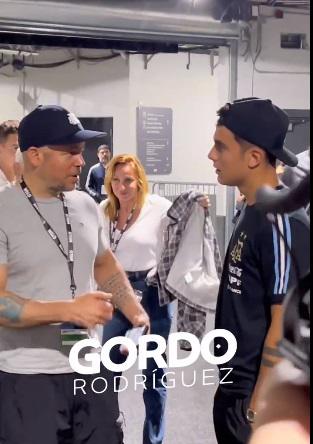 ¡De locos! Desde Jorge Messi y Mario Kempes, hasta “Residente”: Las personalidades que asistieron al Hard Rock para el Honduras-Argentina