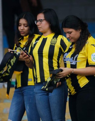 ¡Lindas! El Morazán se iluminó con tanta belleza para el Real España-Motagua