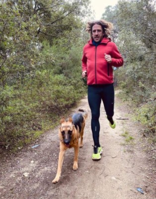 Rodeado de perros, su patrimonio y la polémica con sus hijas: así es la vida de Puyol tras dejar un vacío en el Barcelona