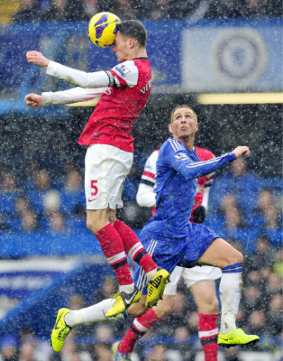 Chelsea vence 2-1 al Arsenal en un derbi londinense bajo la nieve.