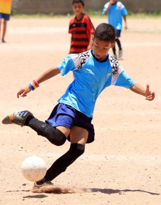 Los niños que son figuras en las polvorientas canchas de Tegucigalpa
