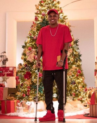 Apasionado beso de Thiago y uno en muletas: Así viven la navidad 2020 los cracks del fútbol