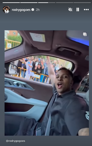Bellingham con su madre y Rodrygo desde el carro: así celebraron los jugadores del Real Madrid el título de LaLiga