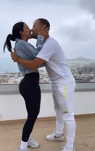 El “sucesor” de Cristiano se fue a un país muy lejano: la nueva vida de Jesé Rodríguez con su bella esposa