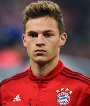 MUNICH, GERMANY - NOVEMBER 27: Joshua Kimmich of FC Bayern Muenchen runs with the ball during the Group E match of the UEFA Champions League between FC Bayern Muenchen and SL Benfica at Allianz Arena on November 27, 2018 in Munich, Germany. (Photo by Alexander Hassenstein/Bongarts/Getty Images)