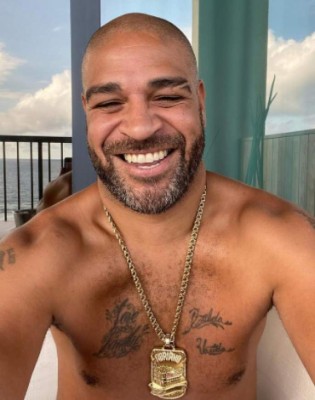 Así es la nueva vida de Adriano: vende su mansión por una millonada y se muda a un hotel; solo se llevó sus trofeos