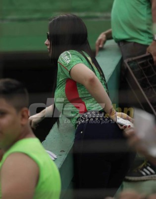 Ariana Herchi paraliza estadio de Marathón en el clásico ante Real España