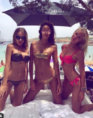 Maxi López disfruta de sus vacaciones en Ibiza con tres espectaculares modelos