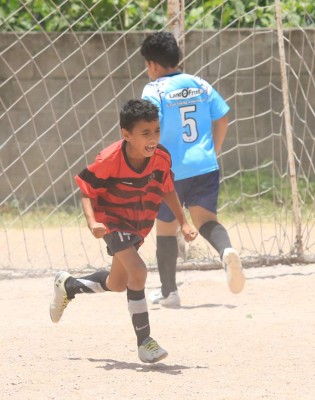 Los niños que son figuras en las polvorientas canchas de Tegucigalpa