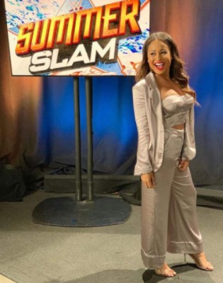 Así es la guapa presentadora de la WWE que desveló su orientación sexual y fue atacada en redes