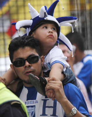 ¡La afición hondureña llenó el estadio Olímpico! .