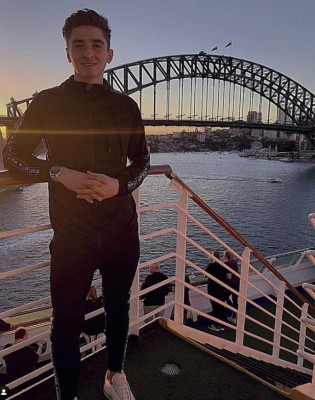 ¿Quién es Josh Cavallo, el primer futbolista en activo en admitir que es gay? Recibió mensaje de Piqué y Griezmann