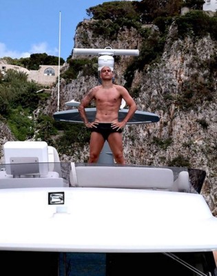 Theo Hernández, cazado en un barco con la espectacular musa de los tatuajes en Italia