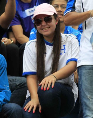 Ellas son las infartantes chicas que engalanaron el Honduras vs Panamá