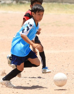 Los niños que son figuras en las polvorientas canchas de Tegucigalpa