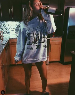 Expulsan de por vida a dos infartantes modelos por desnudarse en juego de la Serie Mundial