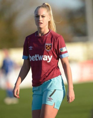 Increíble: Las dos futbolistas que comparten un romance y rivalidad en la cancha