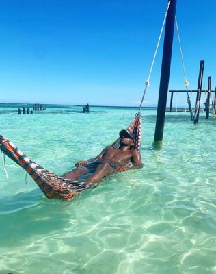 ¡Infartante! La cantante mexicana Marian Santos y sus ardientes vacaciones en Roatán